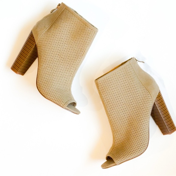 Shoe Dazzle tan peep toe “Jayla” boot ❤️ - Picture 2 of 8